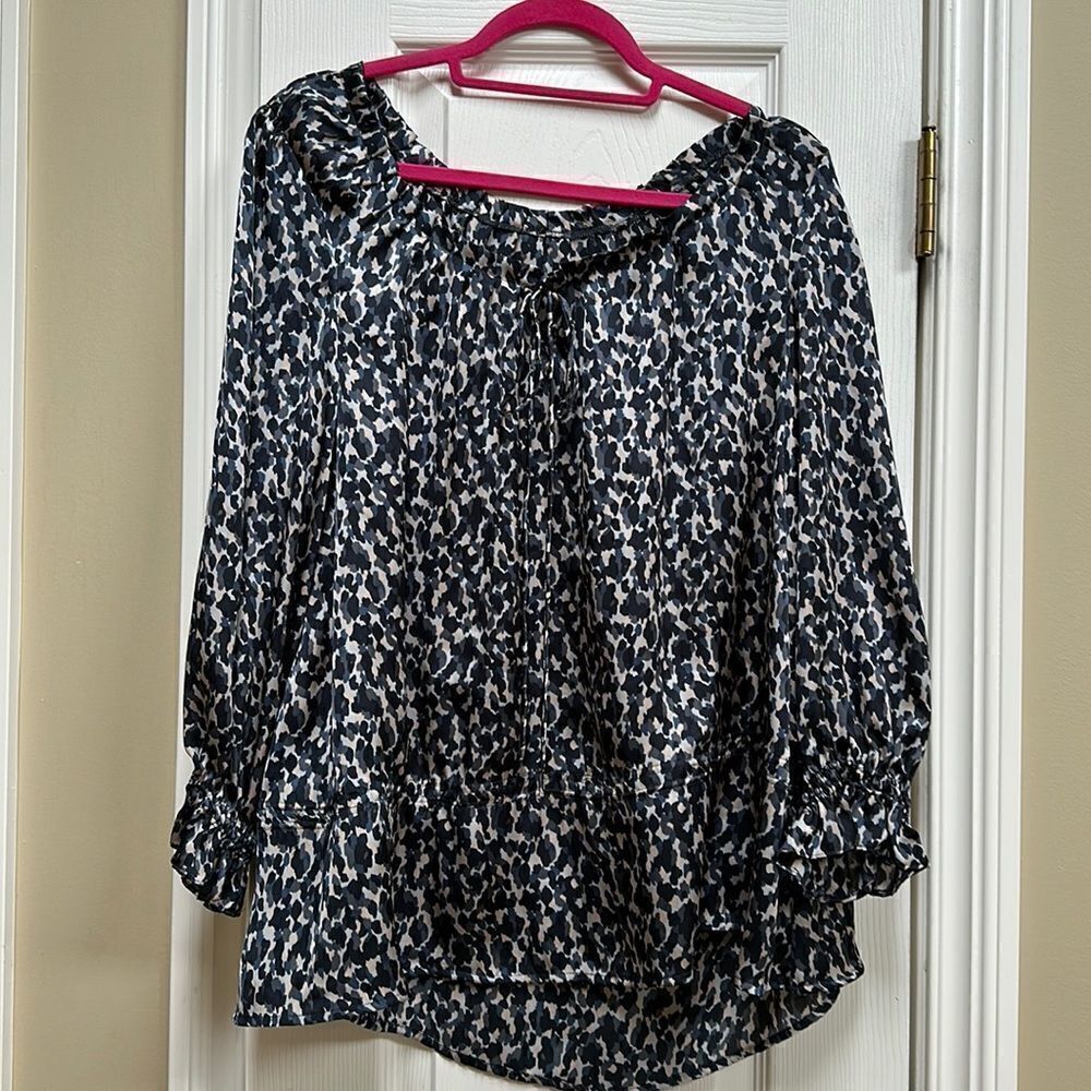 Saks fifth Avenue designer (tags off ) beautiful Flowy silk blouse